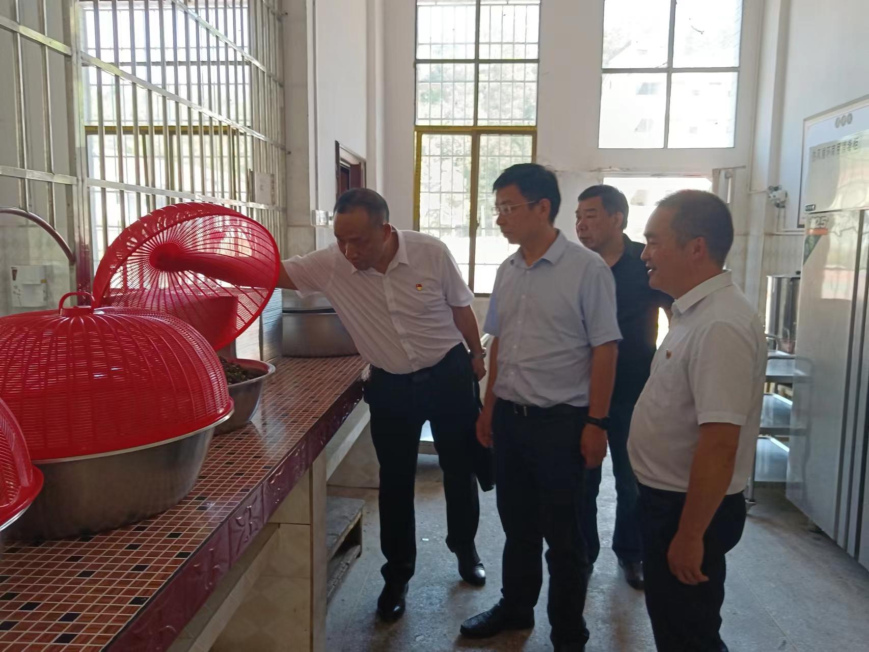 谢文远深入学校村组开展走访慰问并检查节前安全工作(图1)