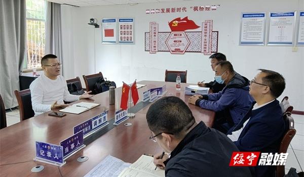 罗杰到关峡乡调研督导当前中心工作(图1)