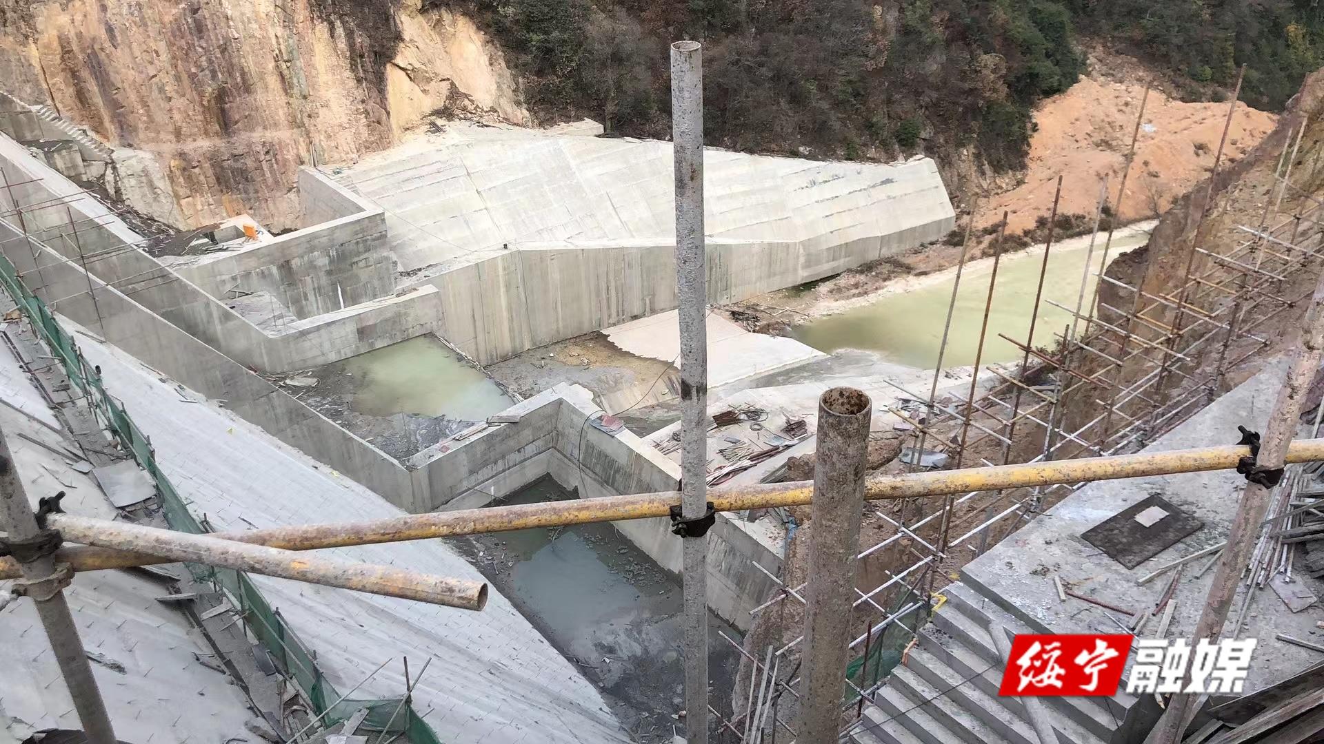 绥宁县秀水水库大坝顺利封顶(图1)