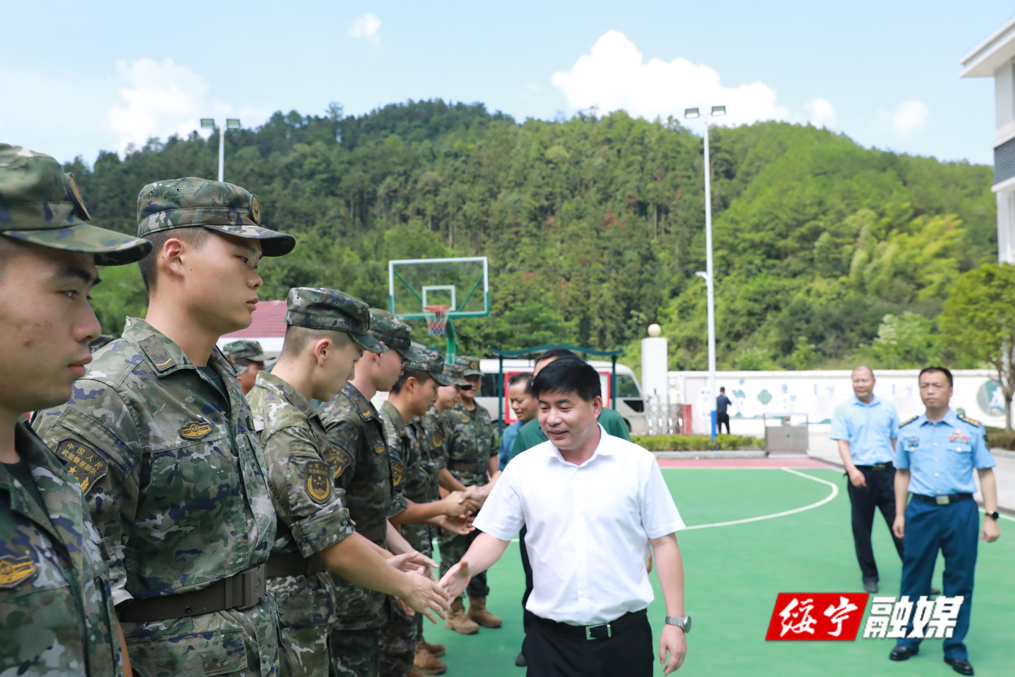 佘芝云率队慰问驻绥部队官兵(图1)