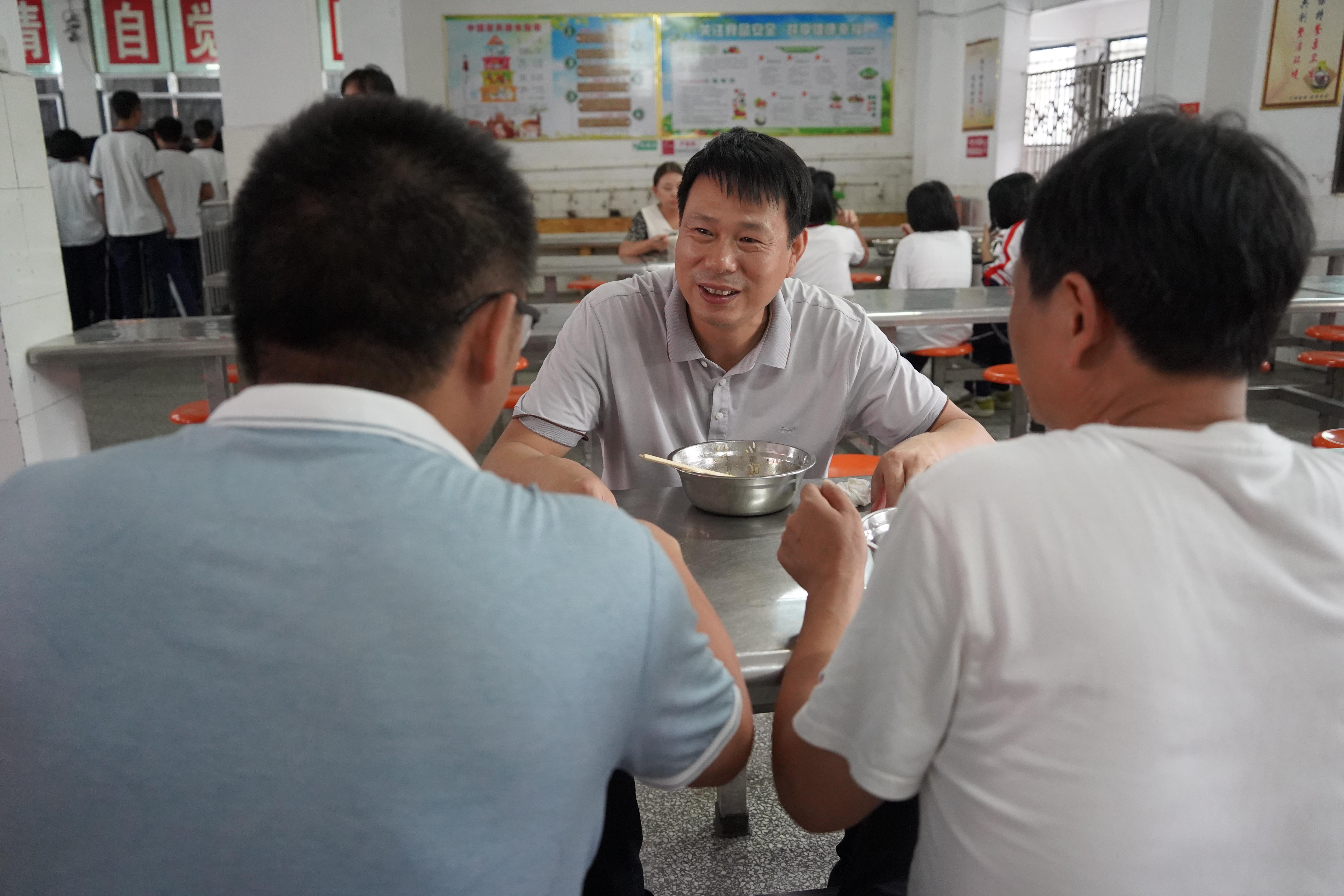 向国胜到世贤中学检查督导食品安全工作(图2)