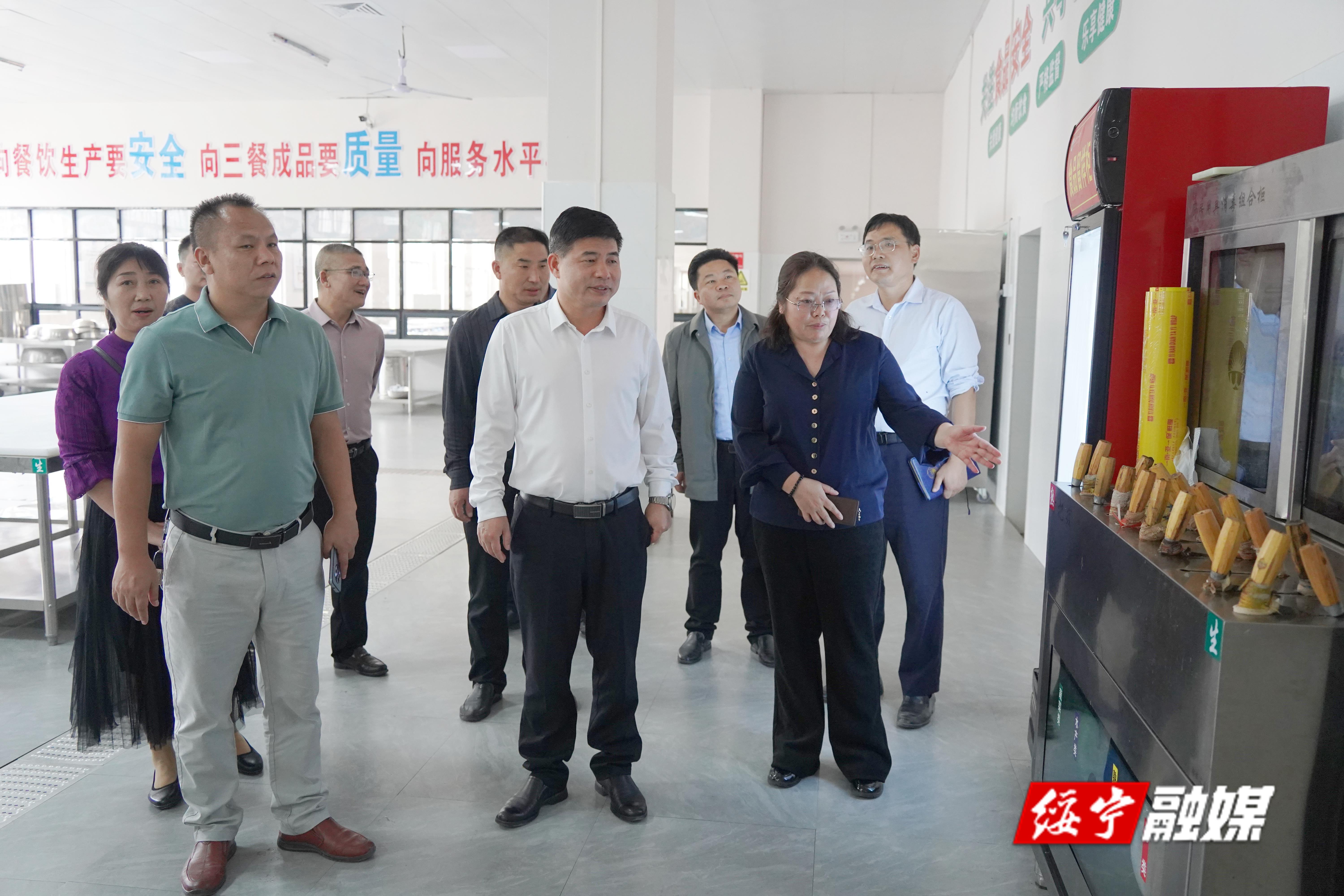 佘芝云督导校园食品安全“两个责任”机制落实情况并对绥宁县教育工作进行调度(图1)