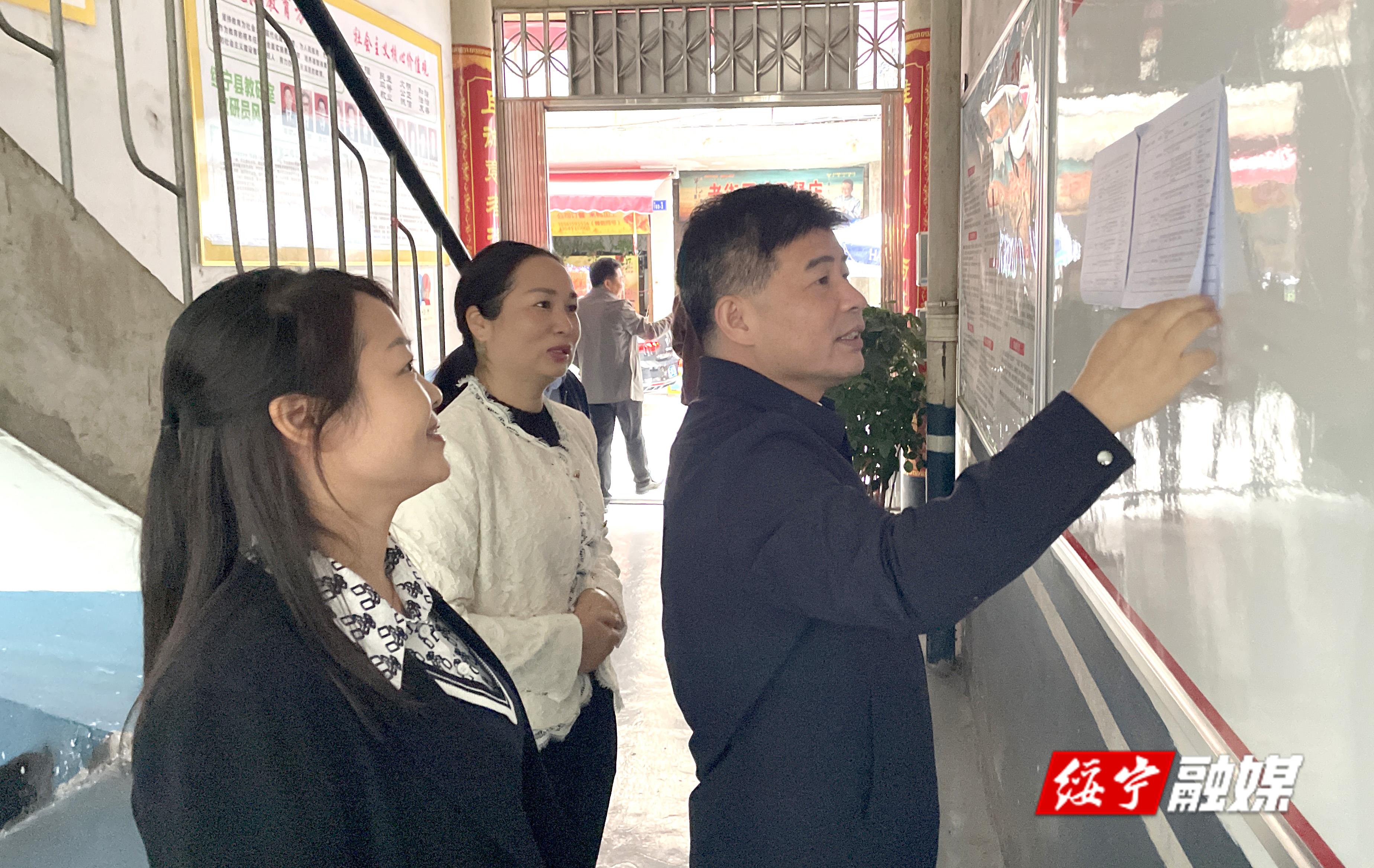佘芝云现场调度文明城市建设工作(图2)