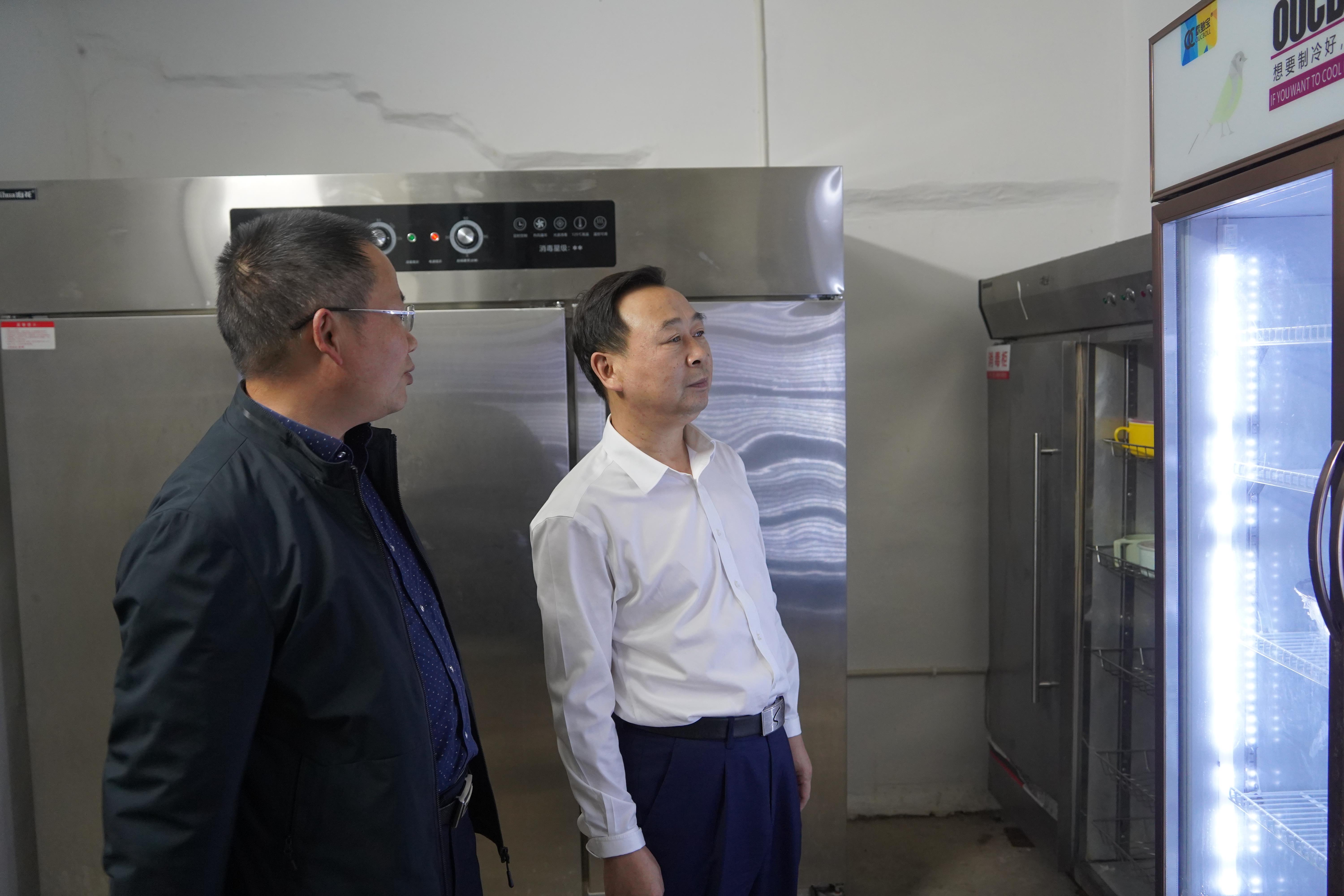 夏贤钦到县职业中专督导食品安全(图2)