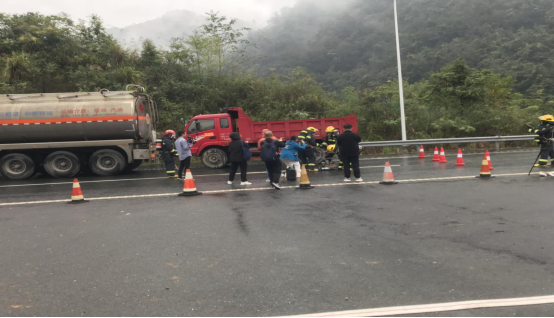 邵阳市生态环境局绥宁分局参加邵阳高速公路“雪峰使命”2021莲塘隧道危化品泄漏事故应急救援演练(图2)
