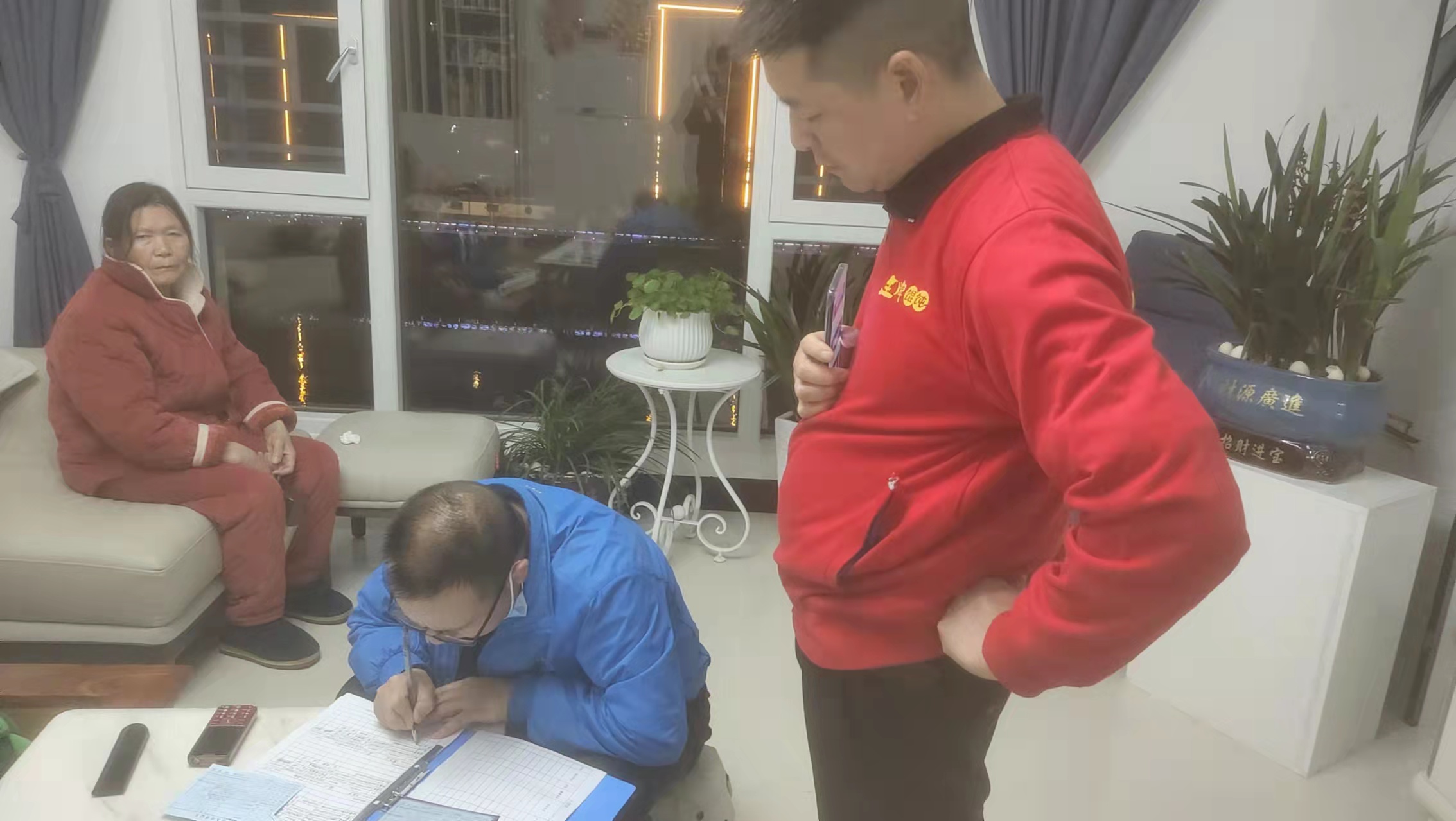 邵阳市生态环境局绥宁分局开展疫情防控“扫楼敲门行动”(图1)