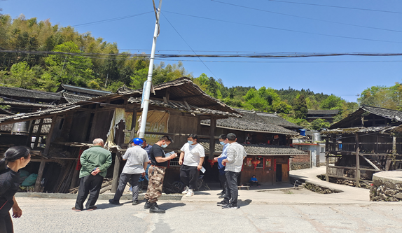 绥宁县开展花园阁国家湿地公园周边农村环境整治(图1)