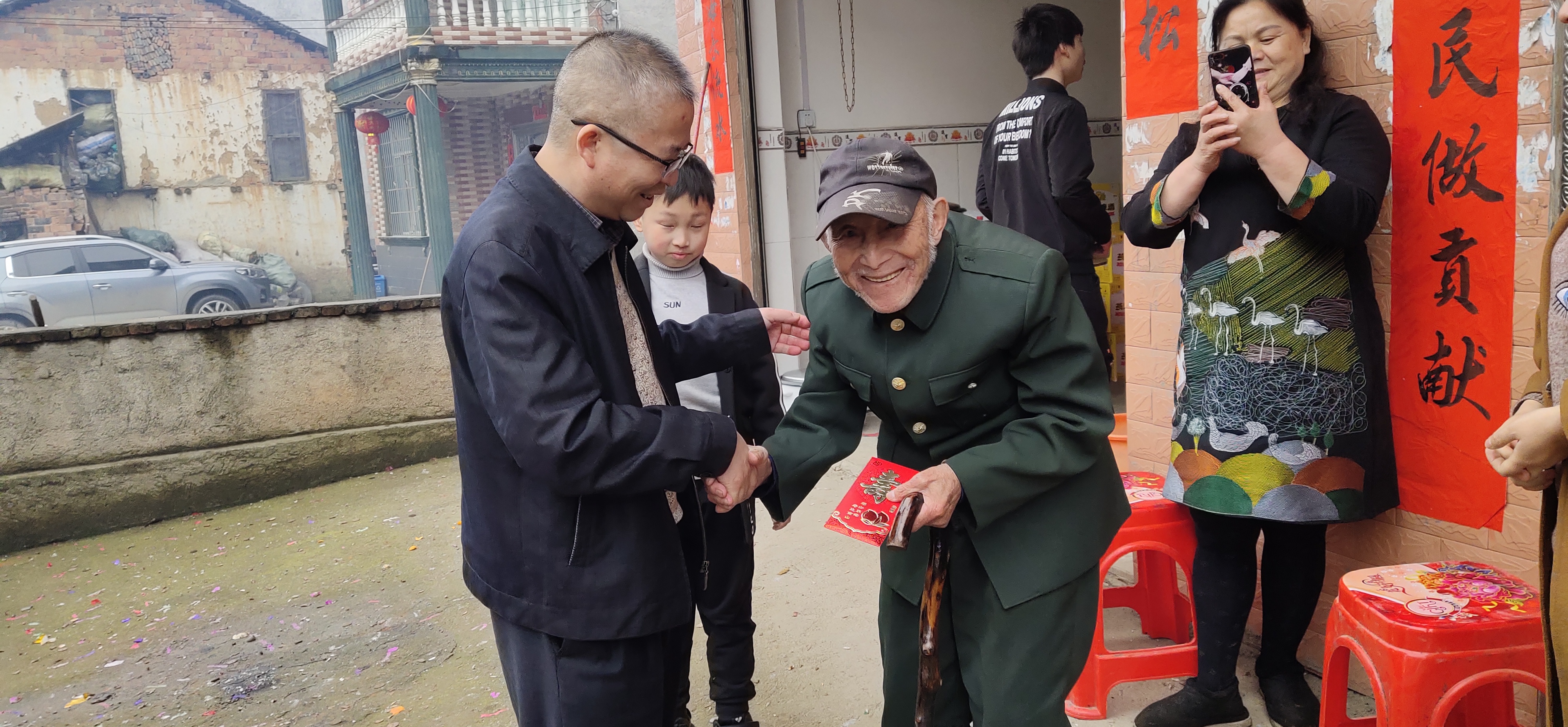绥宁县军队离退休干部管理中心为军休干部祝寿(图1)