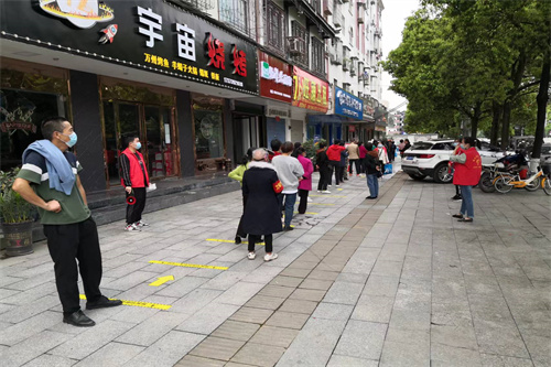绥宁县退役军人事务局志愿者助力县城全员核酸检测工作(图1)