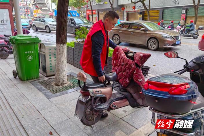 文明劝导 退役军人志愿者在行动(图1)