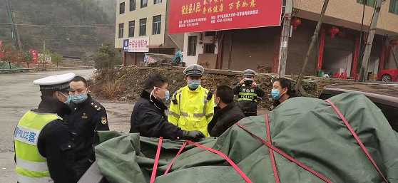 绥宁城管执法局 劝阻老街赶集 全力防控疫情(图3)