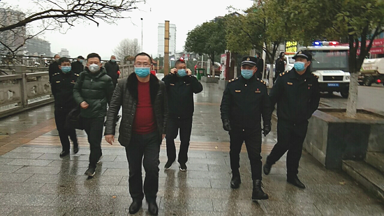绥宁城管执法局 劝阻老街赶集 全力防控疫情(图1)