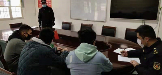 绥宁县城管执法局迅速查处一起违规燃放烟花爆竹行为(图1)