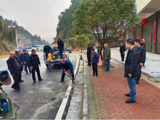 绥宁县城管执法局对杉木坳路段斜坡进行专项清理(图1)