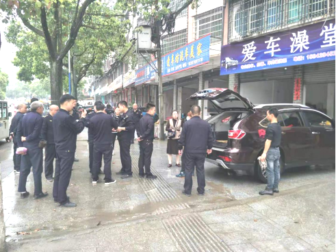 绥宁县城管执法局专项整治占道洗车等现象(图1)