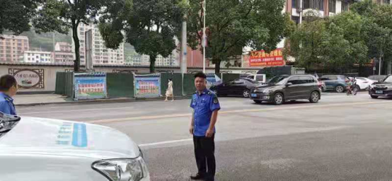 县城管执法局：迅速清除路障 助力美丽绥宁建设(图1)