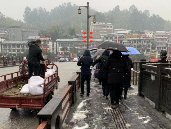 绥宁县城管执法局打响扫雪除冰保畅战役(图2)