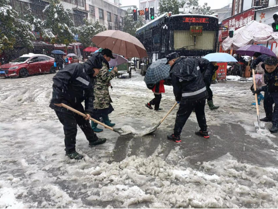 绥宁县城管执法局打响扫雪除冰保畅战役(图1)