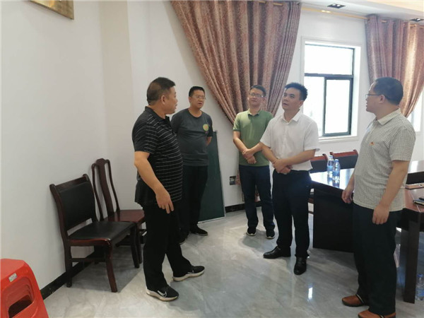 长铺镇：唐旭峰调研城市党建、机关党建与离退休 党建工作(图2)