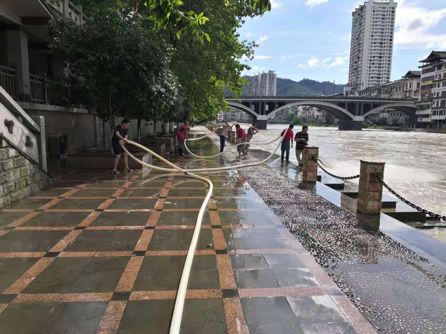 绥宁县长铺镇迅速开展汛后卫生清扫行动(图6)