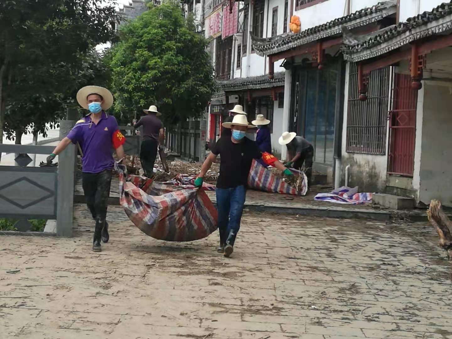 绥宁县长铺镇迅速开展汛后卫生清扫行动(图3)