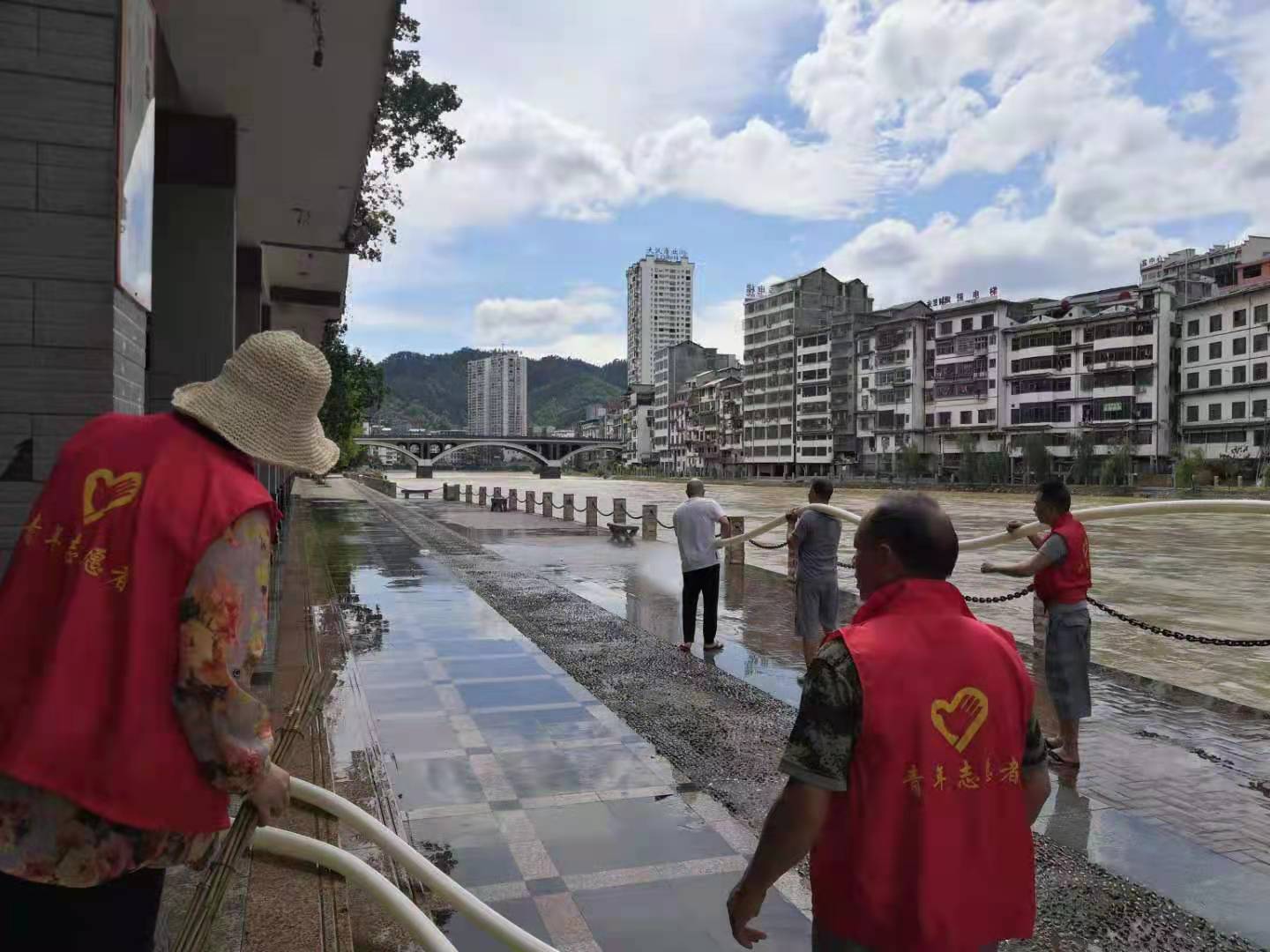 绥宁县长铺镇迅速开展汛后卫生清扫行动(图4)
