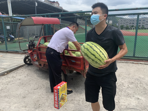长铺镇慰问疫苗接种点医护人员(图1)
