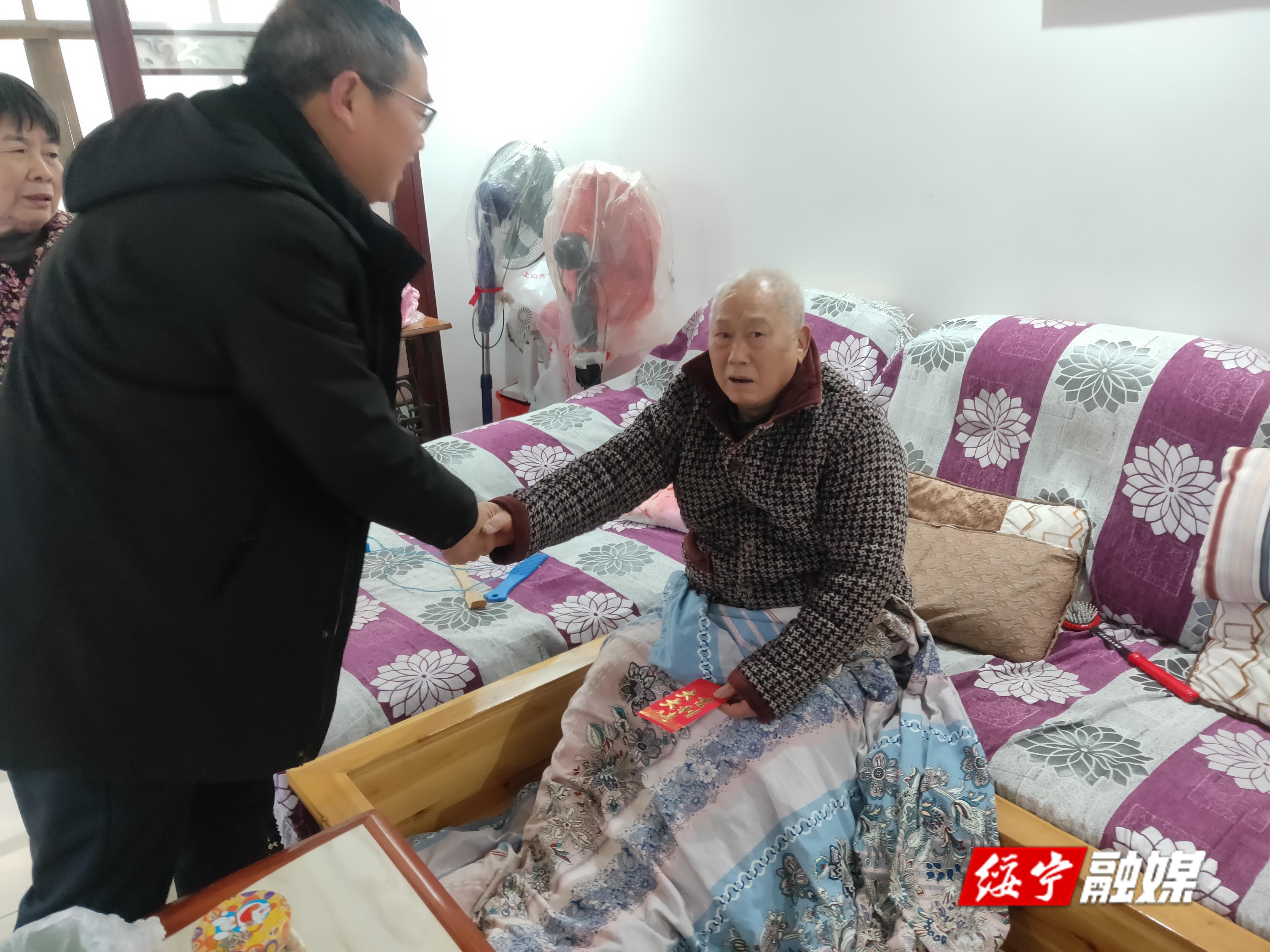 长铺镇开展“春风行动”走访慰问活动为困难群众送去关怀和温暖(图1)