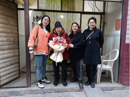 长铺镇万家坪社区开展“三八”妇女节慰问活动(图1)