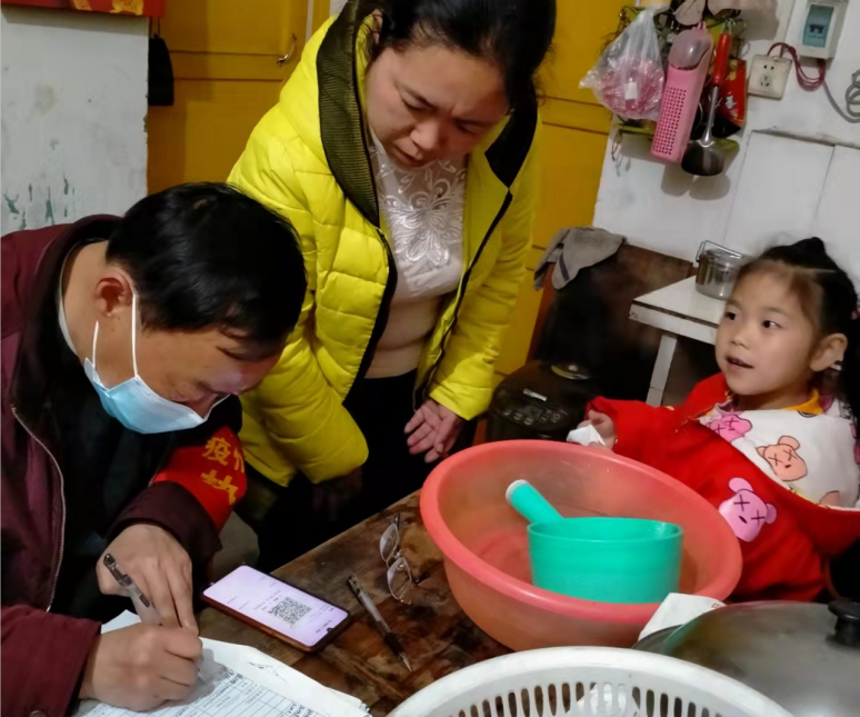 绥宁县发改局积极参与疫情防控“扫楼敲门”行动  筑牢疫情防控堡垒(图1)