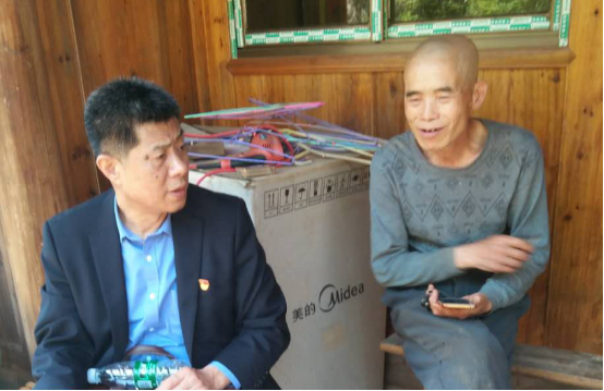 县行政审批服务局走村入户开展“大走访”(图1)