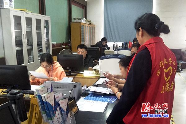 县行政审批服务局志愿者为文明城市创建添砖加瓦(图1)