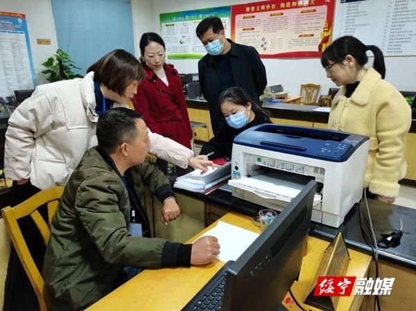 省优化营商环境第三方评估组到县行政审批服务局进行实地考察(图1)
