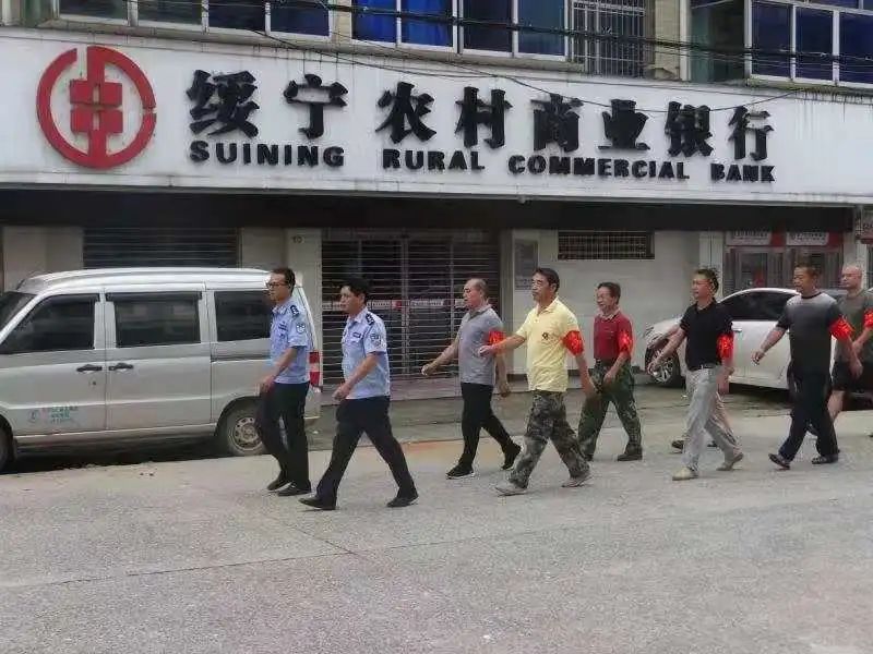 绥宁县“宝庆大叔”红袖章筑牢城乡防控平安网(图3)