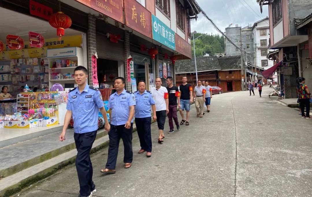 绥宁县“宝庆大叔”红袖章筑牢城乡防控平安网(图1)