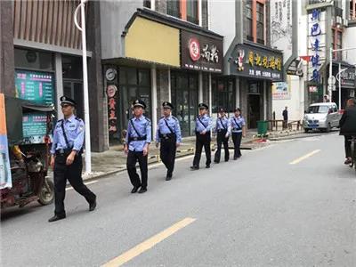 绥宁公安全面加强国庆安保巡逻防控，筑牢辖区安全网(图1)