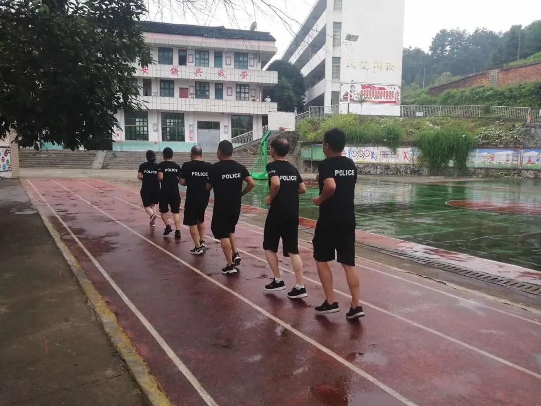 绥宁公安砺练精兵风雨无阻(图1)