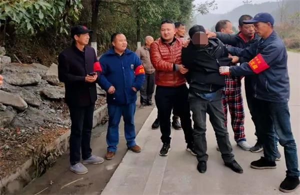 绥宁“联防联控”再立新功，“宝庆大叔”制伏一名外县持刀人员(图1)