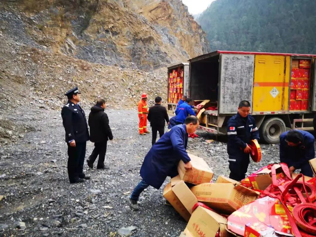 绥宁县集中销毁一批假冒伪劣烟花爆竹(图1)
