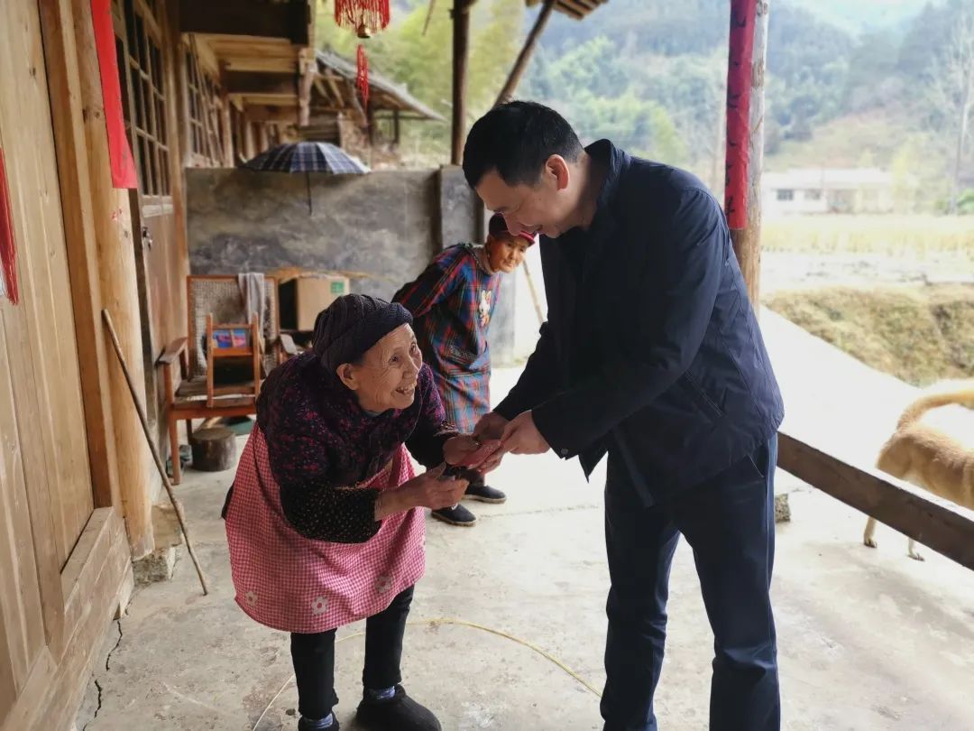 政委刘焕到麻塘乡开展春风行动慰问(图1)