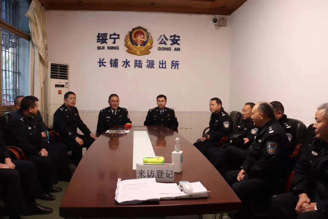 周红书率队看望慰问春节假期坚守岗位的广大公安民辅警(图1)