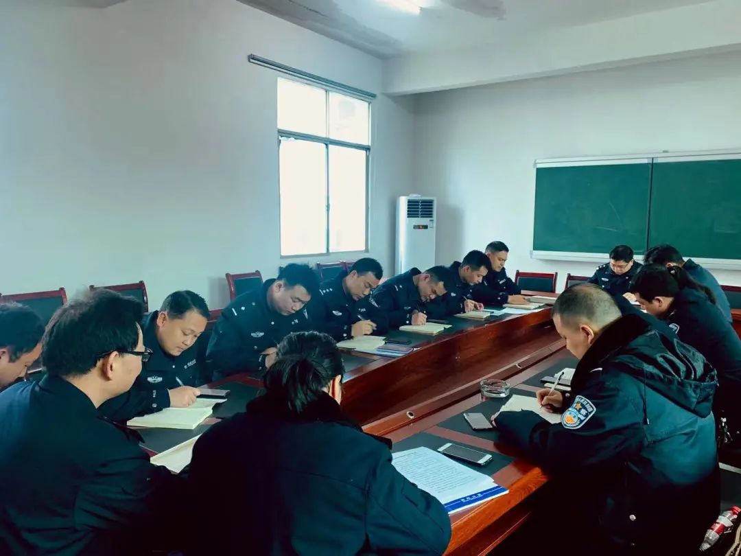 绥宁公安扎实开展学习讨论强化理论武装(图1)