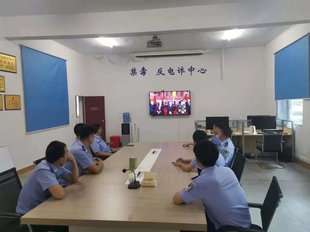 绥宁公安组织观看“七一”庆祝大会(图2)