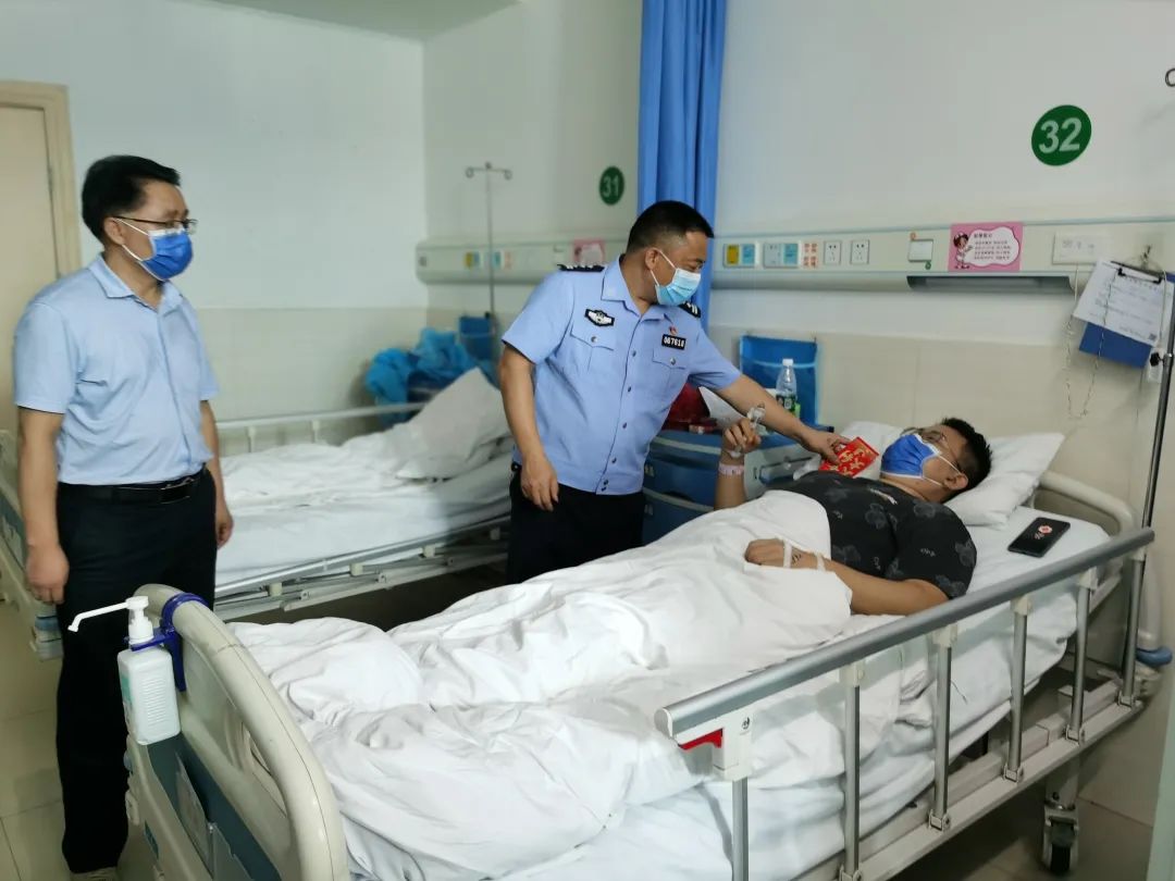 黎军同志看望慰问受伤民辅警 深情关怀温暖警心(图2)