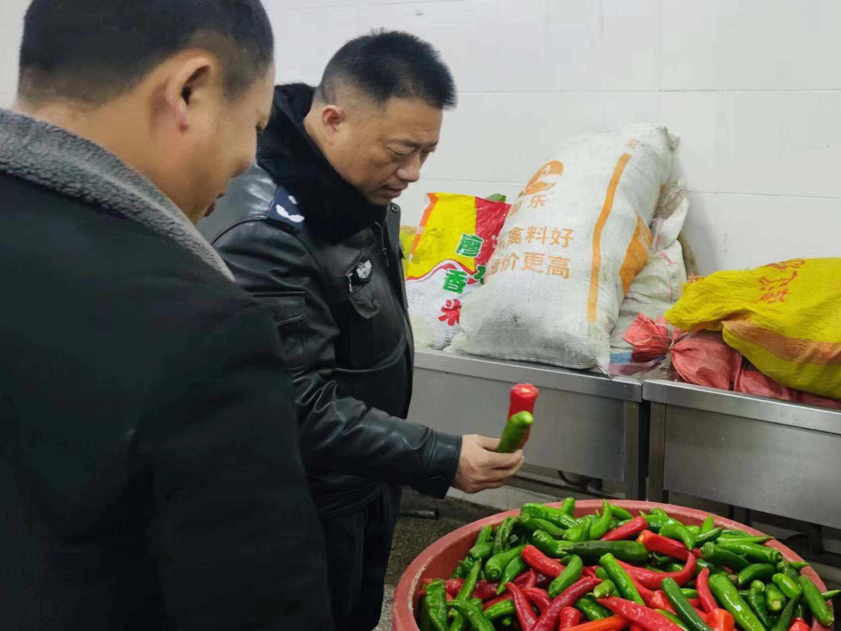 黎军同志率队到武阳中学督导食品安全工作(图2)