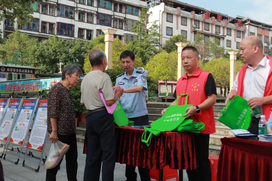 绥宁公安开展“打击网络谣言 网警在行动”宣传活动(图2)