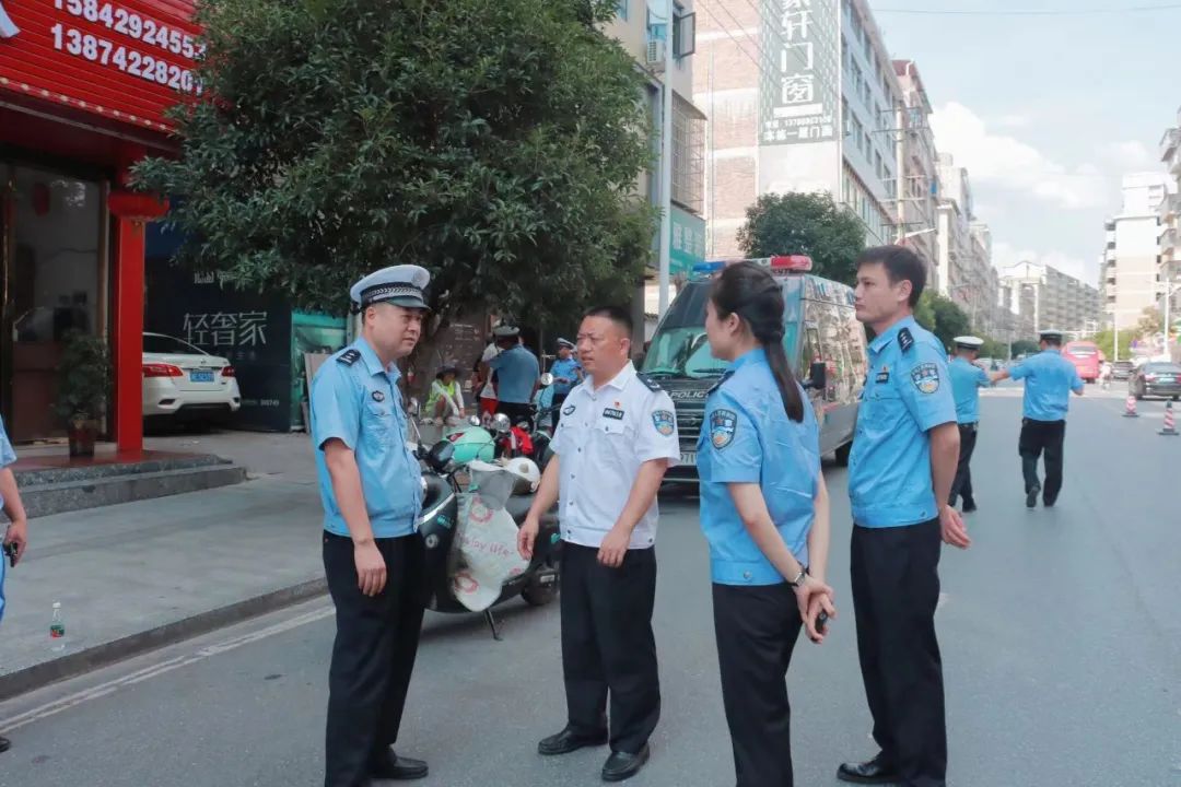 绥宁公安开展“战高温 送清凉”慰问活动(图3)
