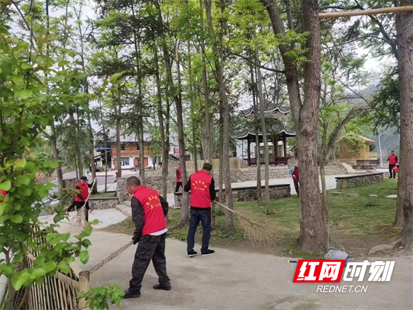 绥宁县关峡乡：“周一大扫除”助力乡村振兴(图1)