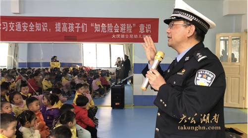 绥宁：交警进校讲安全 学生知危懂避险(图2)