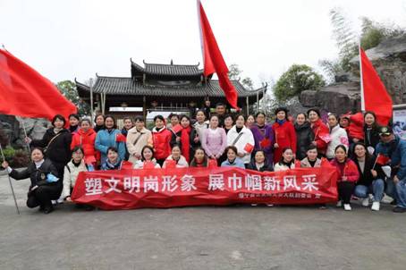 交警大队开展以“塑文明岗形象，展巾帼新采”为主题的“三八”妇女节系列活动(图1)